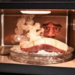 Un plato de atún se cocina en microondas