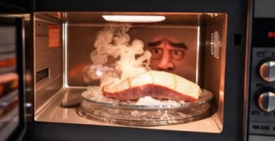 Un plato de atún se cocina en microondas