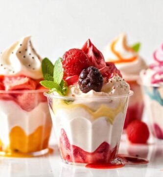 Un postre helado brillante y delicioso