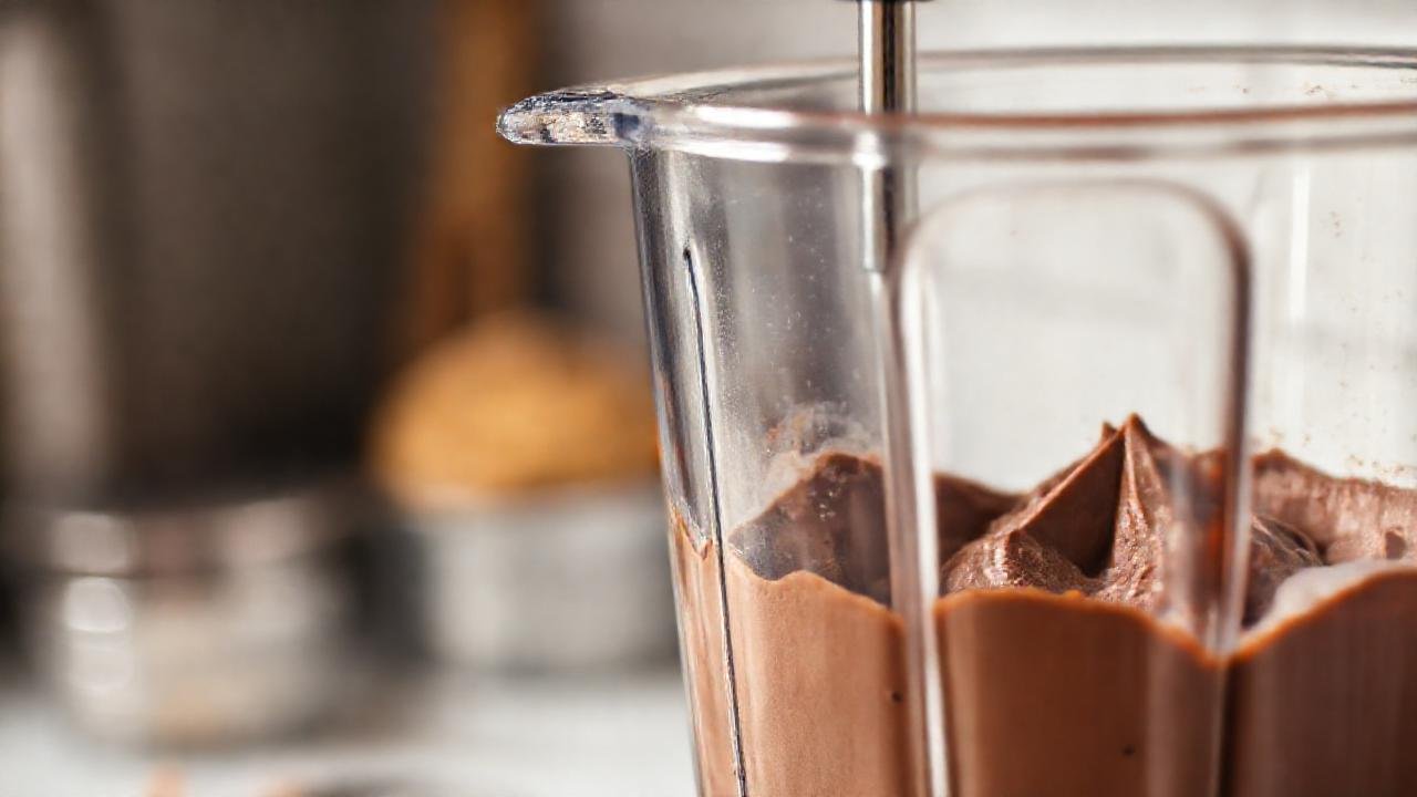 Un blender eléctrico crea mousse de chocolate