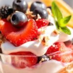 Un parfait de yogur colorido y delicioso