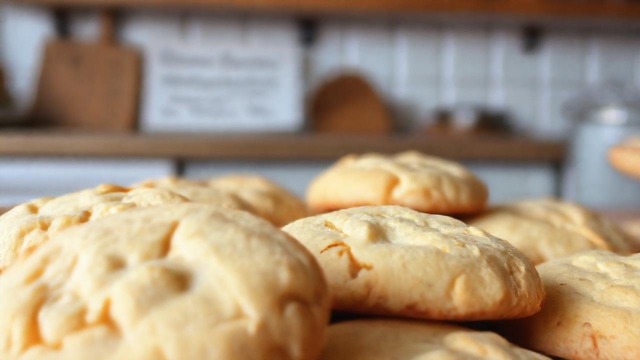 Galletas rústicas, crema fresca, sencillez