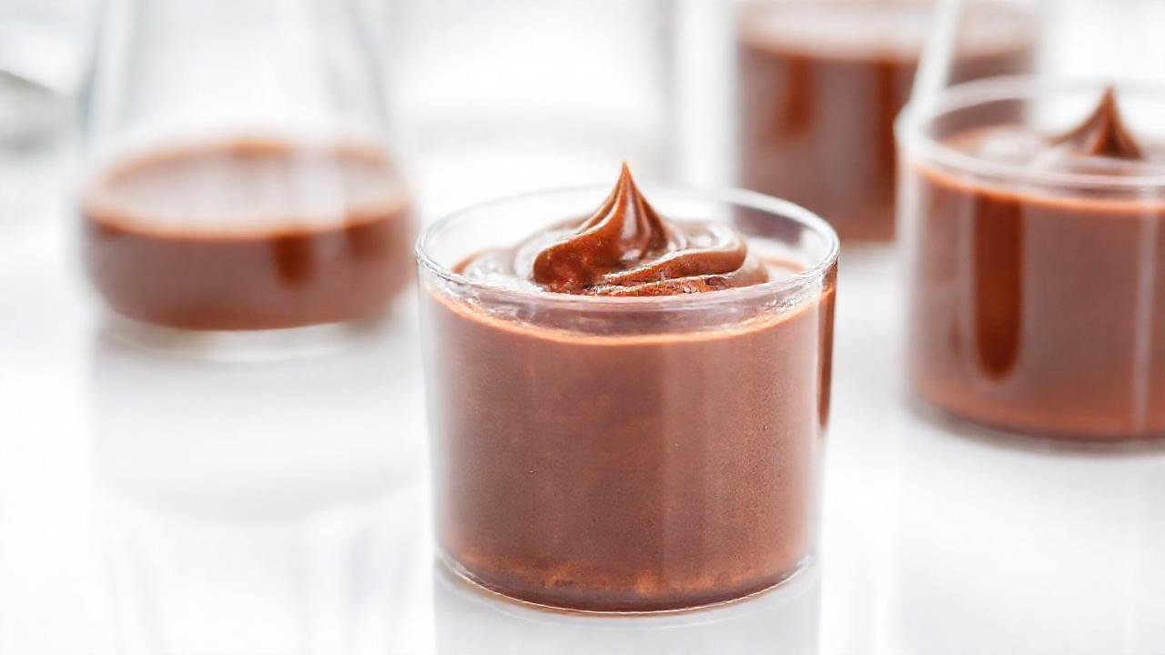 Mousse de chocolate científico, elegante y cremoso