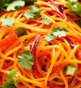 Ensalada de fideos vibrante y saludable