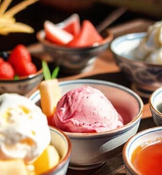 Un postre asiático colorido y apetitoso