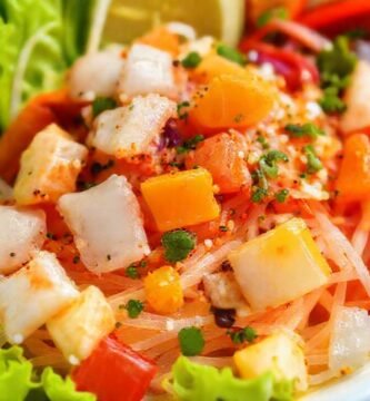 Ensalada tropical vibrante y apetitosa