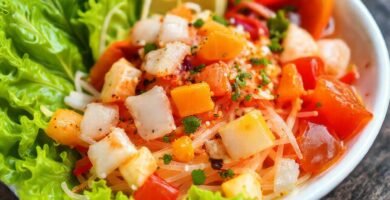 Ensalada tropical vibrante y apetitosa