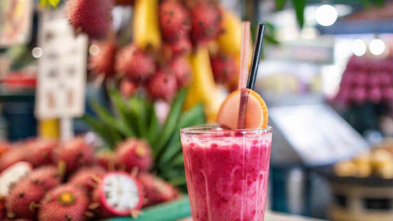 Mercado tropical ofrece frutos y smoothies